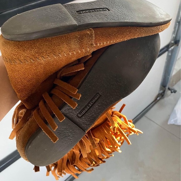 Minnetonka Fringe Boots - size 7.5/8 - Picture 2 of 2